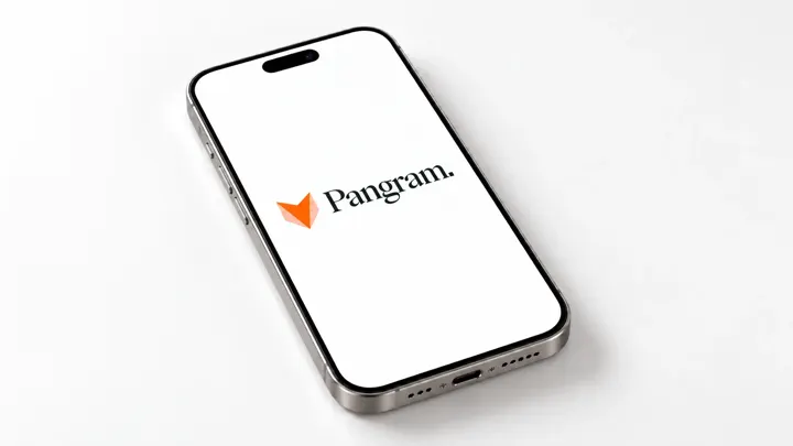 Smartphone posé sur une table blanche, l'écran affiche le logo de Pangram.